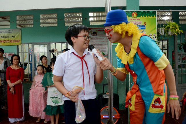 Giving gift portions to pupils on the occasion of Mid-Autumn Festival
